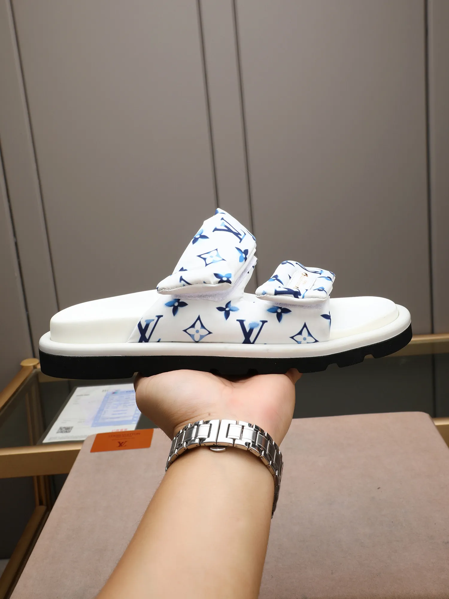 PP360 [LOUIS VUITTON] Louis Vuitton, LV printing, men's and women's slippers are on the market. The drawer box packaging comes with a cloth bag and a card. The upper pattern looks very soft and waxy, and it is a super versatile leg slimming tool. Fabric: imported denim/canvas/old fabric, LV hardware LOGO, official website pattern printing, comfortable to wear, feet: high-elastic PU water table. Sole: foam sole, heel height: about 5cm. Code number: 35-46, 35, 45, 46 are custom-made and non-returnable. Color: multiple colors and styles available.